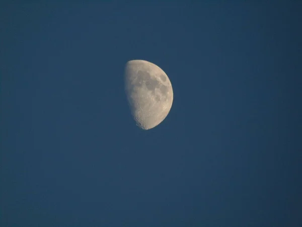 Mavi arkaplanlı gümüş ay