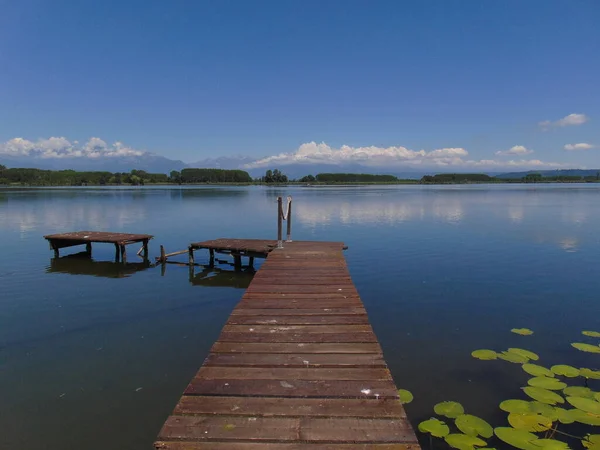 Göl kıyısında ahşap iskele.