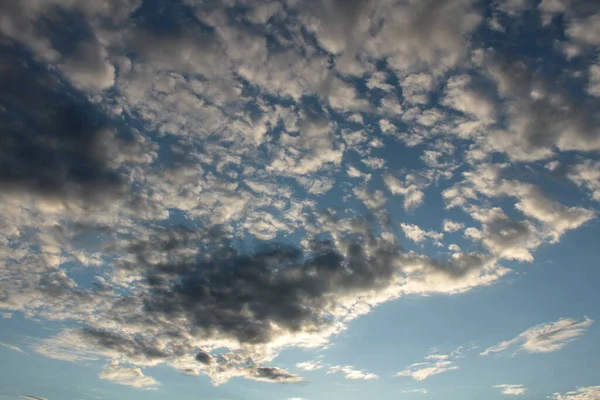 Bulutlu mavi gökyüzü