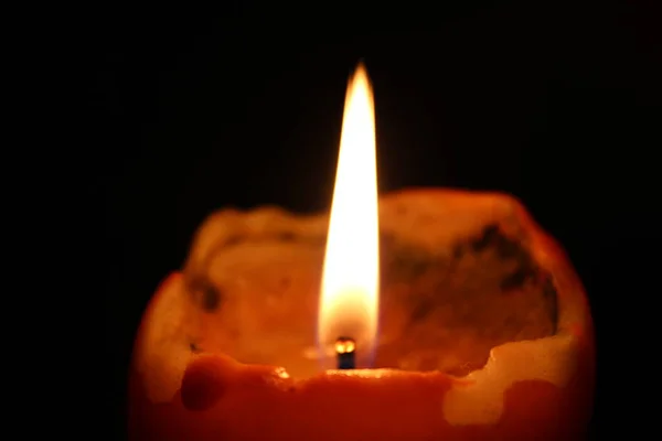 Alevli turuncu mum