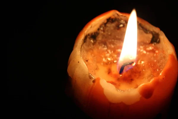 Alevli turuncu mum