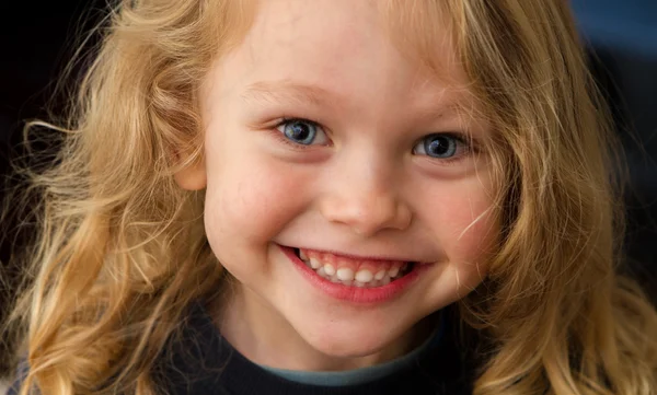 Närbild av ett leende barn — Stockfoto