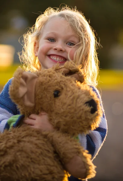 büyük ayıcık arkadan aydınlatmalı güneş tarafından sarılma sevimli gülümseyen çocuk