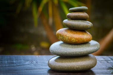  yığını yuvarlak bir avize ağacı önünde dengeli yumuşak ıslak çakıl 