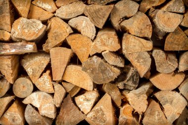 kıyılmış yangın ahşap bir duvara yığılmış yığını