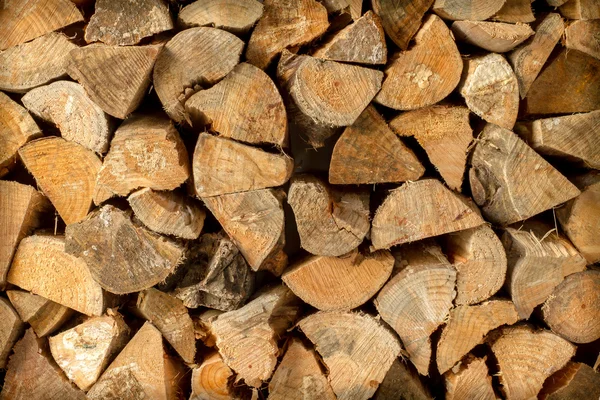 kıyılmış yangın ahşap bir duvara yığılmış yığını