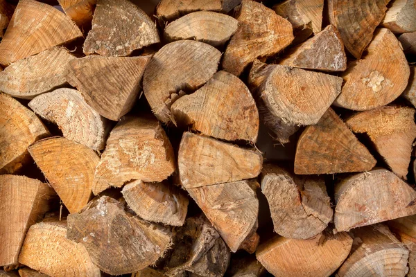 kıyılmış yangın ahşap bir duvara yığılmış yığını