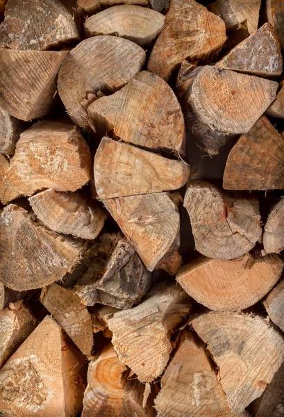 kıyılmış yangın ahşap bir duvara yığılmış yığını