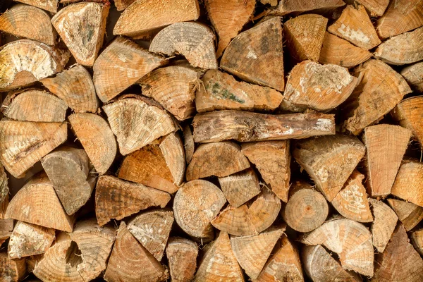 kıyılmış yangın ahşap bir duvara yığılmış yığını