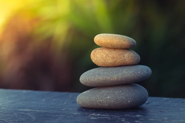 Günbatımında küme içinde yığılmış düzgün yuvarlak çakıl yakın çekim