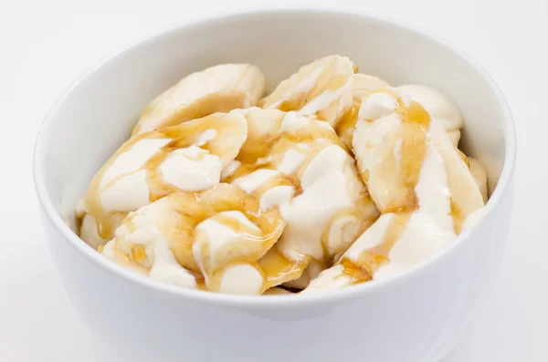 bir kase dilimlenmiş muz ve yoğurt