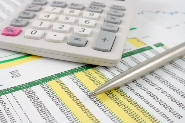 Hesap makinesi ve gümüş kalem finansal verileri