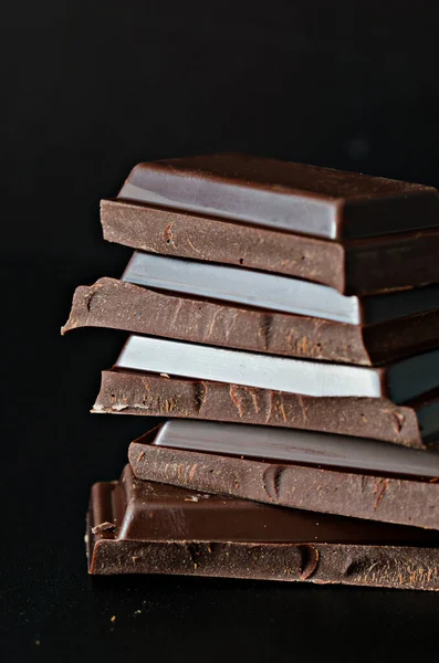 Makro Pěti Částí Čokolády Vpravo Obrazu Černým Pozadím — Stock fotografie