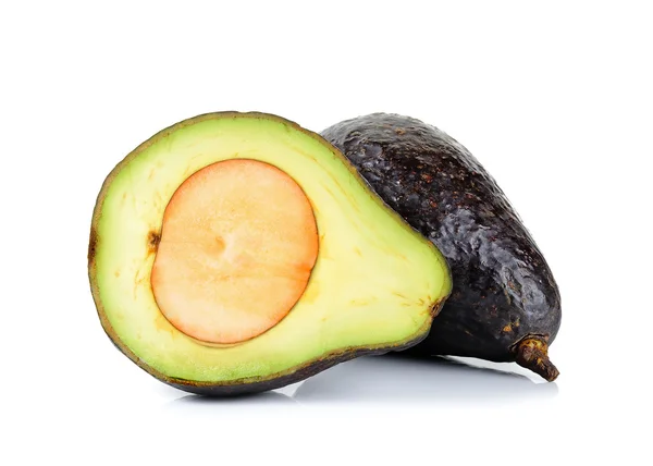 Affettato avocado maturo isolato su sfondo bianco — Foto Stock