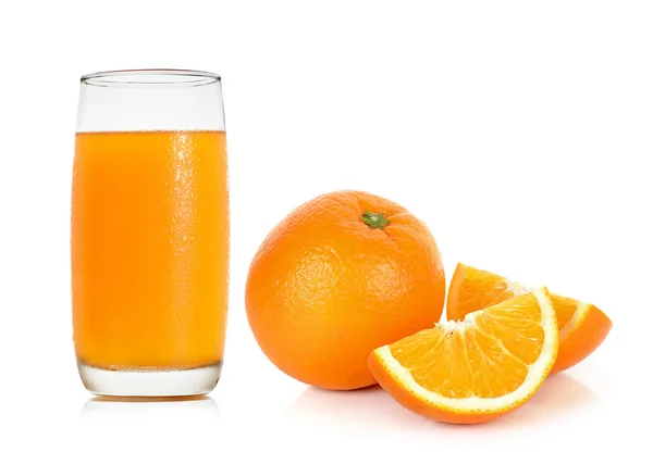 Vidrio con zumo de naranja aislado sobre fondo blanco — Foto de Stock