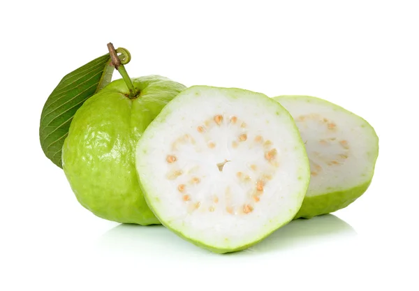 Φρούτα γκουάβα απομονωμένα σε λευκό φόντο — Φωτογραφία Αρχείου