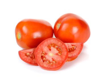 Beyaz arka plan üzerinde izole dilimlenmiş domates