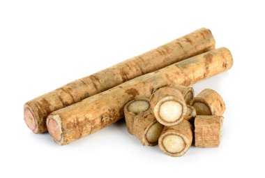 Beyaz arkaplanda izole edilmiş burdock kökleri