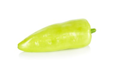 Beyaz arka plan üzerinde izole yeşil biber