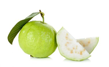 Dilimlenmiş guava meyve üzerinde beyaz izole