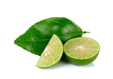 kireç ve üzerinde beyaz izole yaprakları