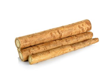 Beyaz arkaplanda izole edilmiş burdock kökleri