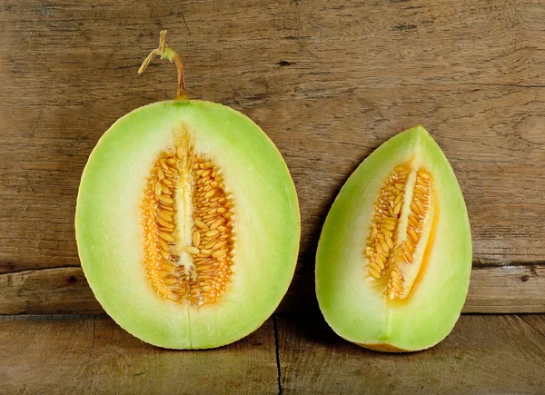 Melone di melone sullo sfondo di legno — Foto Stock