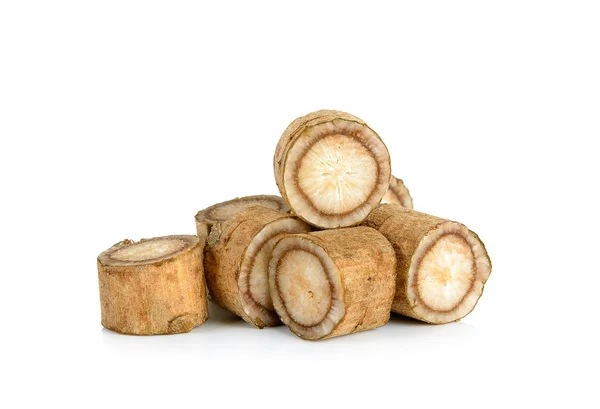 Beyaz arkaplanda izole edilmiş burdock kökleri