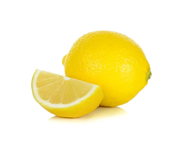 Limón amarillo aislado sobre fondo blanco — Foto de Stock
