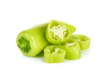 Beyaz arka plan üzerinde izole yeşil biber