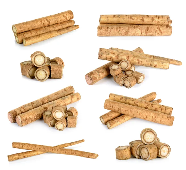 Beyaz arkaplanda izole edilmiş burdock kökleri