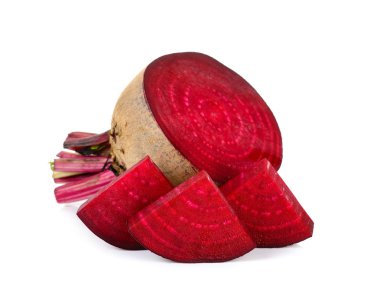 Dilimlenmiş pancar kökü beyaz arkaplanda izole edilmiş.