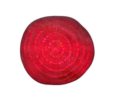 Dilimlenmiş pancar kökü beyaz arkaplanda izole edilmiş.