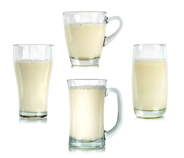 Sklenici mléka izolovaných na bílém pozadí — Stock fotografie