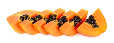 Beyaz arka plan üzerinde izole olgun papaya