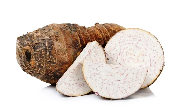 Dilimlenmiş taro üzerinde beyaz izole