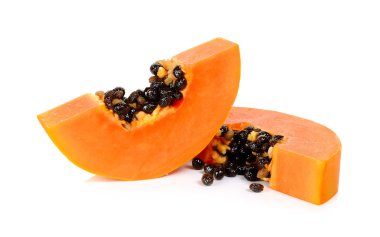 Beyaz arka plan üzerinde izole olgun papaya