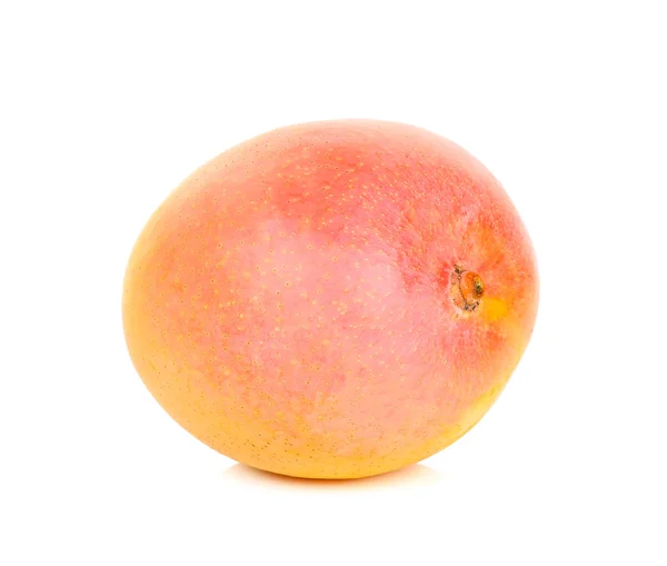 Mogen mango isolerat på den vita bakgrunden — Stockfoto