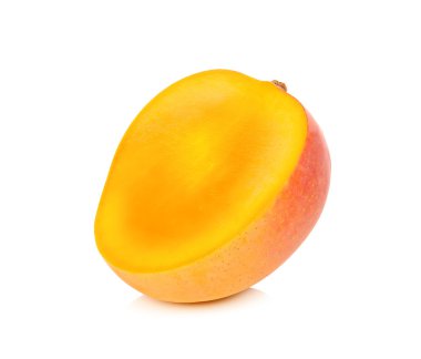 Olgun mango izole yarısı