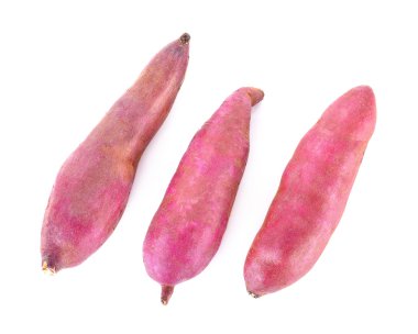 Beyaz arka planda izole edilmiş tatlı patates