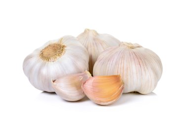 Sarımsak beyaz arka planda izole edilmiş.