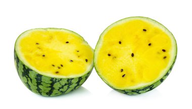 Beyaz arkaplanda karpuz izole edilmiş.