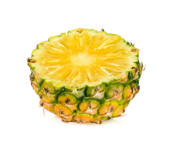 Połowa z ananasem na białym tle — Zdjęcie stockowe