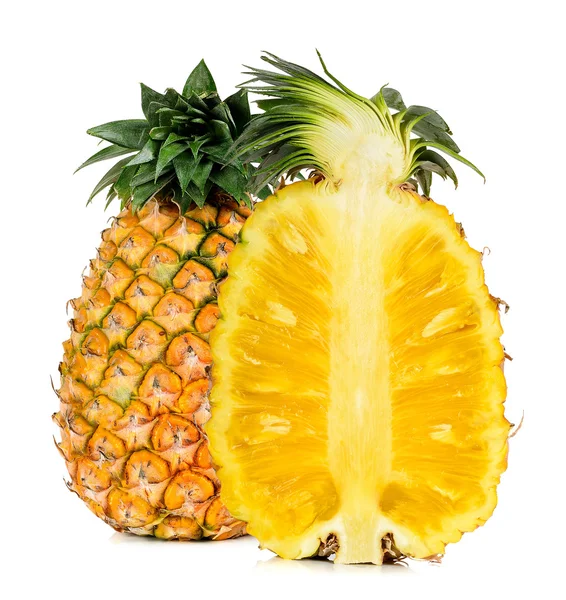 Ananas geïsoleerd op witte achtergrond — Stockfoto