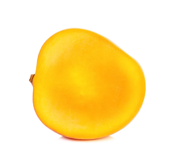 Hälften av mogen mango isolerade — Stockfoto