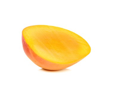 Olgun mango izole yarısı
