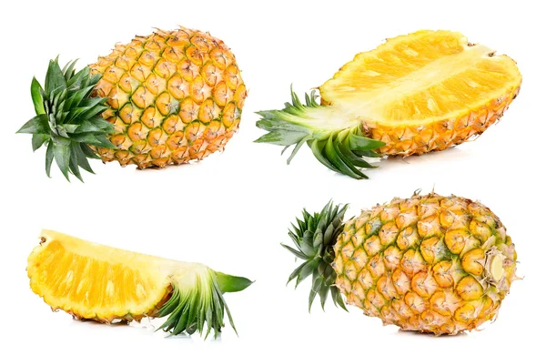 Hälfte der Ananas isoliert auf weiß — Stockfoto
