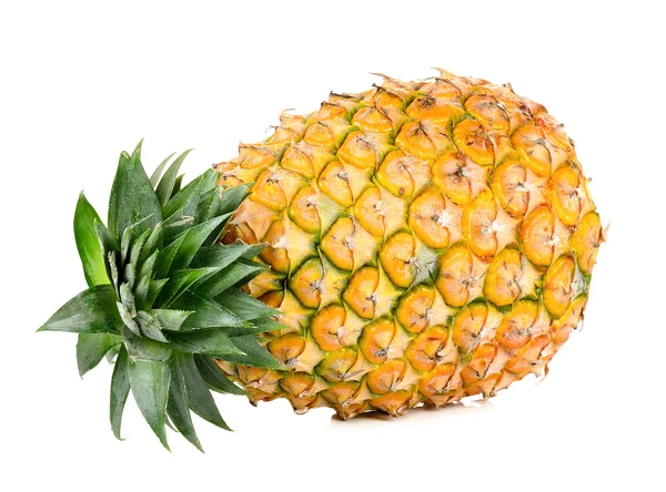 Żółty ananas na białym tle — Zdjęcie stockowe