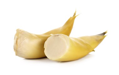 Bambu beyaz arka plan üzerinde izole ateş