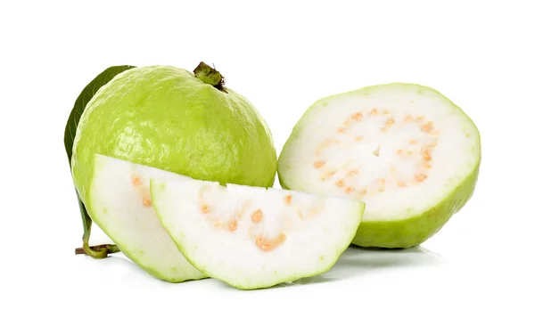 Guava isolato sullo sfondo bianco — Foto Stock